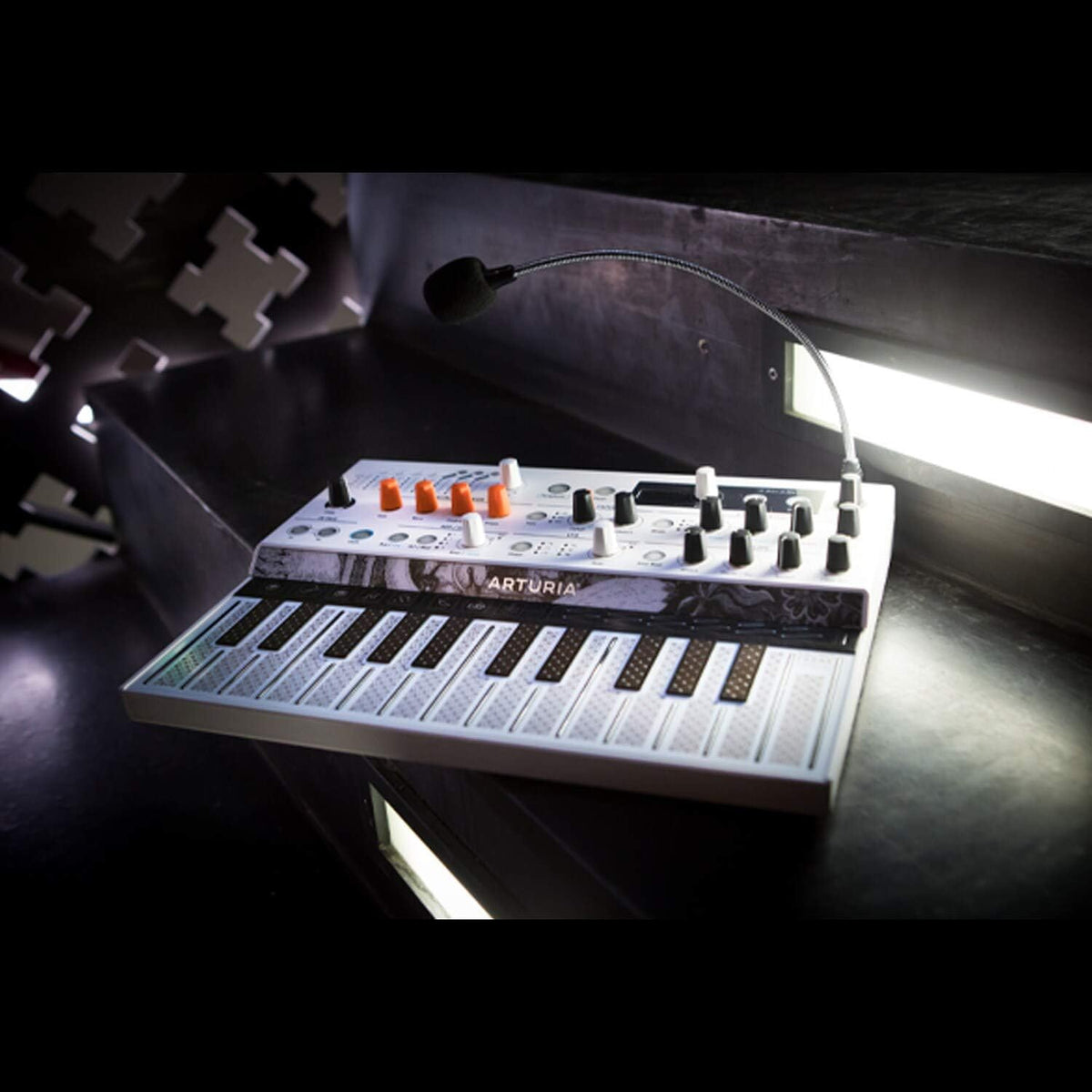 Hybrid Synthesizer D76445