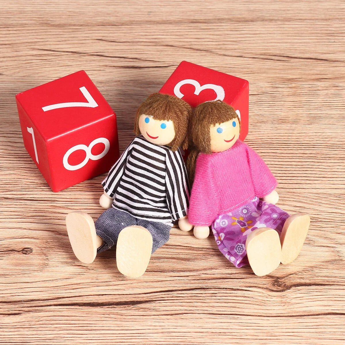 7 Pieces Wooden Dollhouse Family Set Mini People Figures D650
