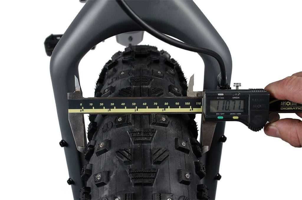 Light Studded Tire 26x4.0 M142